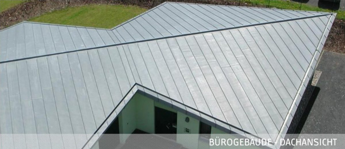 Dachansicht des Bürogebäudes mit Metalldach